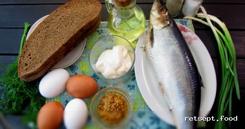 Фото приготовления рецепта: Бутерброды с яйцами и сельдью - шаг №1