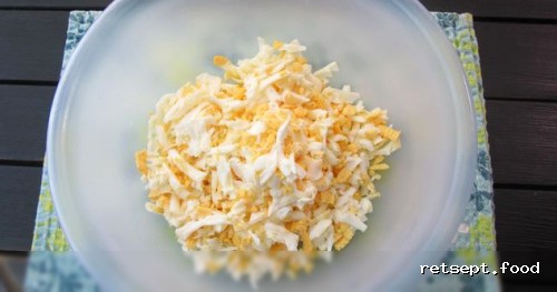 Фото приготовления рецепта: Бутерброды с яйцами и сельдью - шаг №7