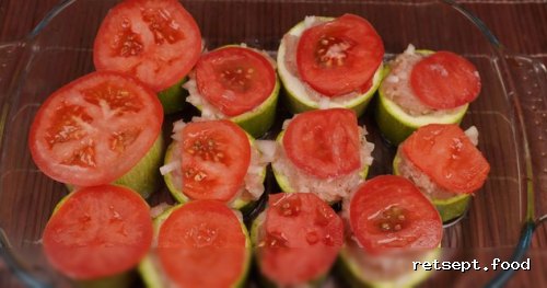 Фото приготовления рецепта: Фаршированные кабачки-бочонки с курицей и помидорами - шаг №9