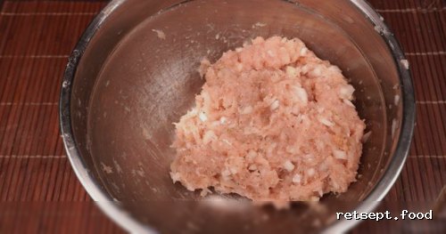 Фото приготовления рецепта: Фаршированные кабачки-бочонки с курицей и помидорами - шаг №4