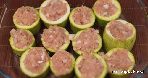 Фото приготовления рецепта: Фаршированные кабачки-бочонки с курицей и помидорами - шаг №8