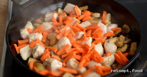 Фото приготовления рецепта: Гречка с грибами, курицей и сливками (на сковороде) - шаг №7