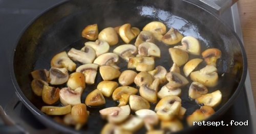 Фото приготовления рецепта: Гречка с грибами, курицей и сливками (на сковороде) - шаг №4