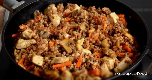 Фото приготовления рецепта: Гречка с грибами, курицей и сливками (на сковороде) - шаг №12