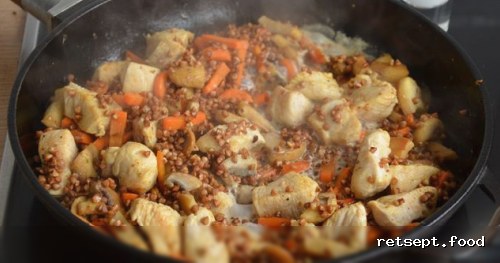 Фото приготовления рецепта: Гречка с грибами, курицей и сливками (на сковороде) - шаг №9