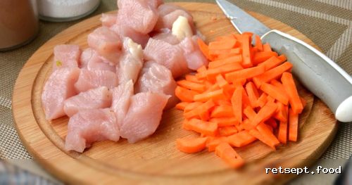 Фото приготовления рецепта: Гречка с грибами, курицей и сливками (на сковороде) - шаг №5