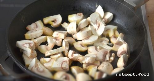 Фото приготовления рецепта: Гречка с грибами, курицей и сливками (на сковороде) - шаг №3