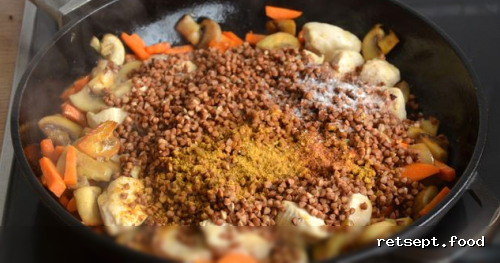 Фото приготовления рецепта: Гречка с грибами, курицей и сливками (на сковороде) - шаг №8