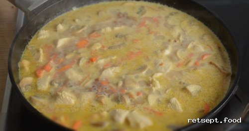 Фото приготовления рецепта: Гречка с грибами, курицей и сливками (на сковороде) - шаг №10