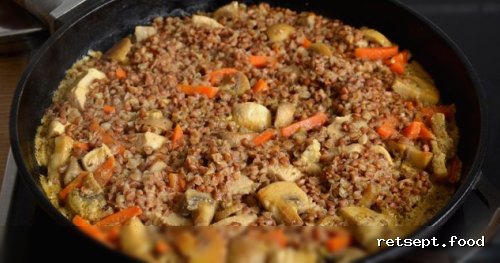 Фото приготовления рецепта: Гречка с грибами, курицей и сливками (на сковороде) - шаг №11