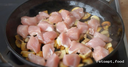 Фото приготовления рецепта: Гречка с грибами, курицей и сливками (на сковороде) - шаг №6