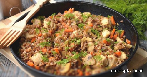 Фото приготовления рецепта: Гречка с грибами, курицей и сливками (на сковороде) - шаг №13