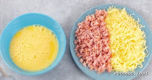 Фото приготовления рецепта: Яичные конвертики с сыром и ветчиной - шаг №2
