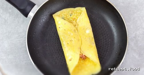 Фото приготовления рецепта: Яичные конвертики с сыром и ветчиной - шаг №5