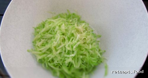Фото приготовления рецепта: Кабачково-картофельные котлеты с курицей - шаг №2