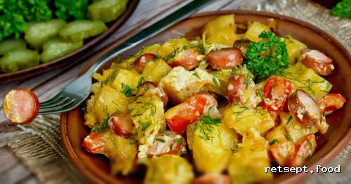 Фото приготовления рецепта: Картошка, запечённая с сосисками, помидорами и сыром - шаг №15