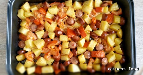 Фото приготовления рецепта: Картошка, запечённая с сосисками, помидорами и сыром - шаг №9