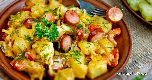 Фото приготовления рецепта: Картошка, запечённая с сосисками, помидорами и сыром - шаг №14