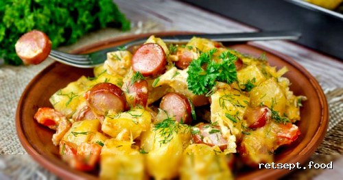 kartoshka-zapechjonnaja-s-sosiskami-pomidorami-i-syrom-acd0a44.jpg