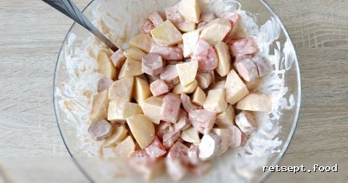 Фото приготовления рецепта: Картошка, запечённая с сосисками, помидорами и сыром - шаг №7