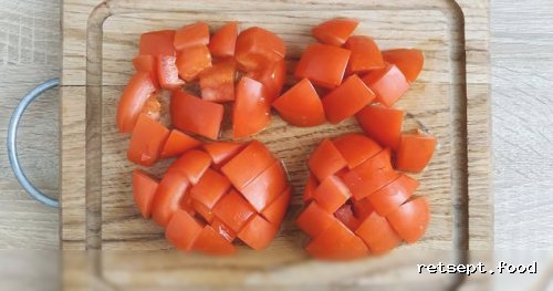 Фото приготовления рецепта: Картошка, запечённая с сосисками, помидорами и сыром - шаг №4