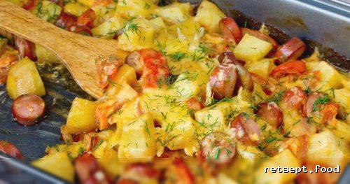Фото приготовления рецепта: Картошка, запечённая с сосисками, помидорами и сыром - шаг №13
