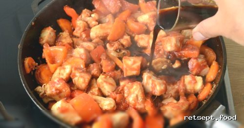 Фото приготовления рецепта: Курица, тушенная в кисло-сладком соусе с болгарским перцем и морковью - шаг №8