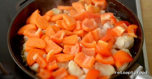 Фото приготовления рецепта: Курица, тушенная в кисло-сладком соусе с болгарским перцем и морковью - шаг №5