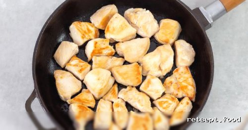 Фото приготовления рецепта: Куриное филе, тушенное в томатном соусе с консервированной фасолью - шаг №3