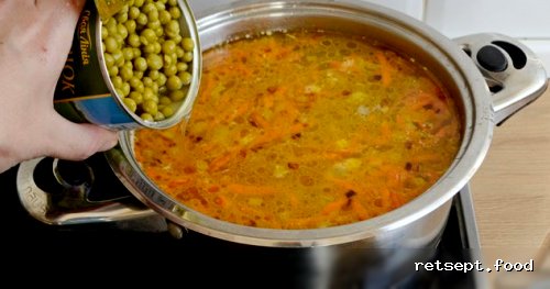 Фото приготовления рецепта: Куриный суп с консервированным горошком и яйцом - шаг №12