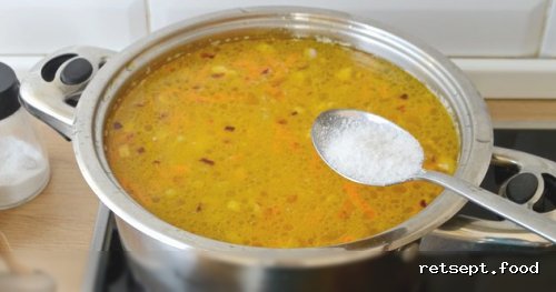 Фото приготовления рецепта: Куриный суп с консервированным горошком и яйцом - шаг №13