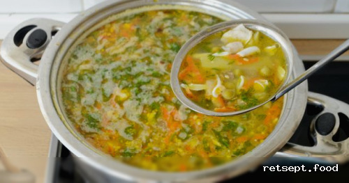 Фото приготовления рецепта: Куриный суп с консервированным горошком и яйцом - шаг №16