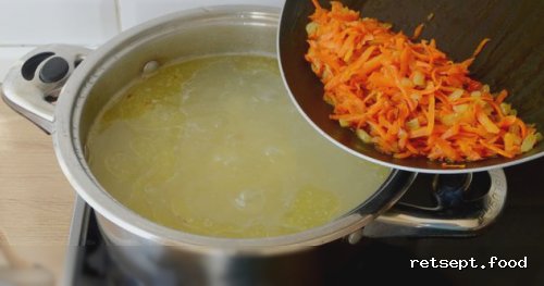 Фото приготовления рецепта: Куриный суп с консервированным горошком и яйцом - шаг №10