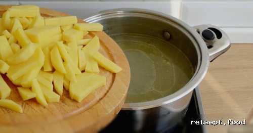 Фото приготовления рецепта: Куриный суп с консервированным горошком и яйцом - шаг №9