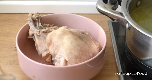 Фото приготовления рецепта: Куриный суп с консервированным горошком и яйцом - шаг №7