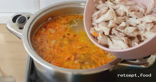 Фото приготовления рецепта: Куриный суп с консервированным горошком и яйцом - шаг №11