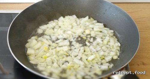 Фото приготовления рецепта: Куриный суп с консервированным горошком и яйцом - шаг №5