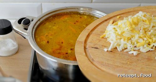 Фото приготовления рецепта: Куриный суп с консервированным горошком и яйцом - шаг №14
