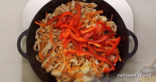 Фото приготовления рецепта: Лапша удон с курицей и овощами в соусе терияки - шаг №11