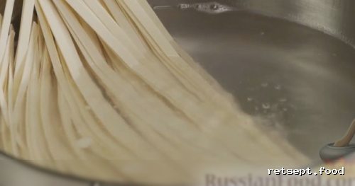Фото приготовления рецепта: Лапша удон с курицей и овощами в соусе терияки - шаг №9