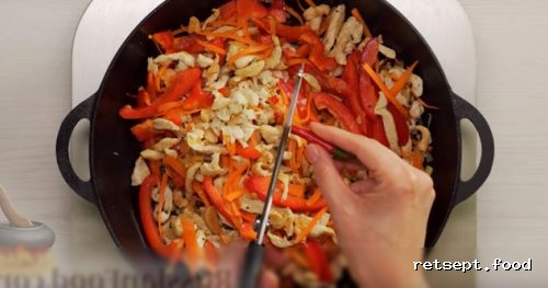Фото приготовления рецепта: Лапша удон с курицей и овощами в соусе терияки - шаг №13