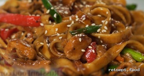 Фото приготовления рецепта: Лапша удон с курицей и овощами в соусе терияки - шаг №18