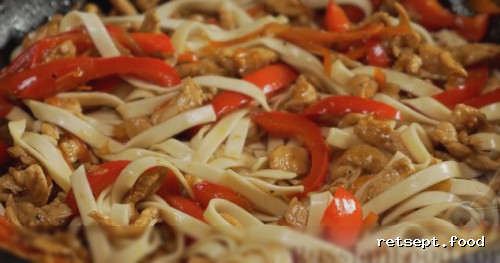 Фото приготовления рецепта: Лапша удон с курицей и овощами в соусе терияки - шаг №16