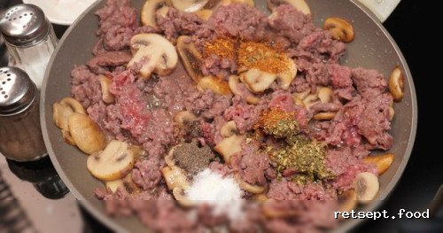 Фото приготовления рецепта: Макароны с фаршем, грибами и сыром - шаг №6