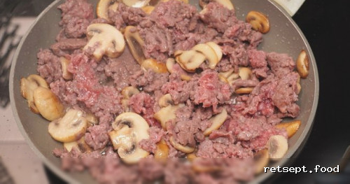 Фото приготовления рецепта: Макароны с фаршем, грибами и сыром - шаг №5