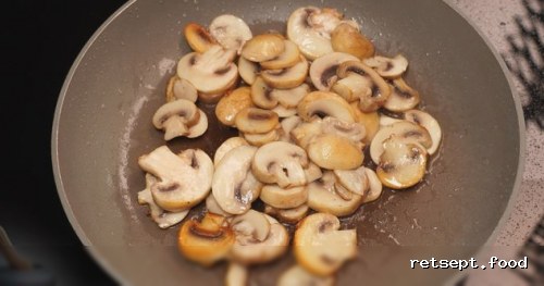 Фото приготовления рецепта: Макароны с фаршем, грибами и сыром - шаг №3
