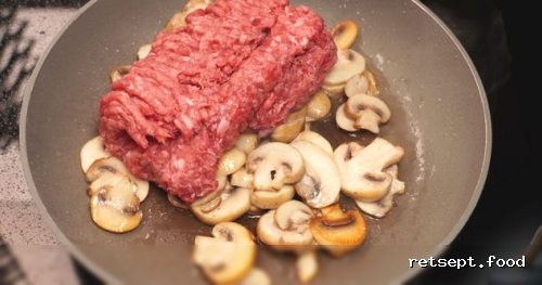 Фото приготовления рецепта: Макароны с фаршем, грибами и сыром - шаг №4