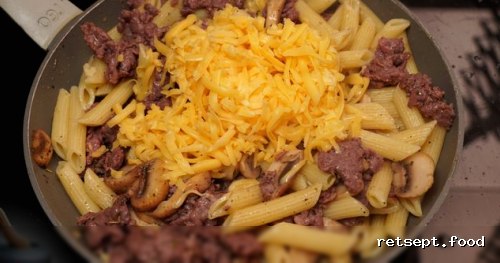 Фото приготовления рецепта: Макароны с фаршем, грибами и сыром - шаг №11