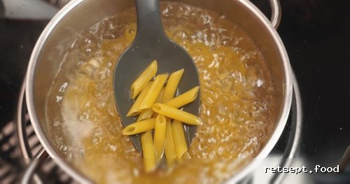 Фото приготовления рецепта: Макароны с фаршем, грибами и сыром - шаг №7