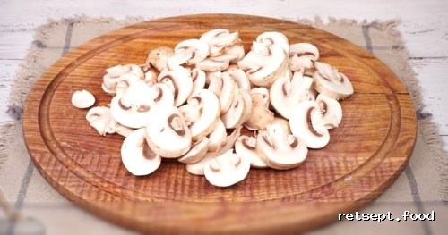 Фото приготовления рецепта: Макароны с фаршем, грибами и сыром - шаг №2